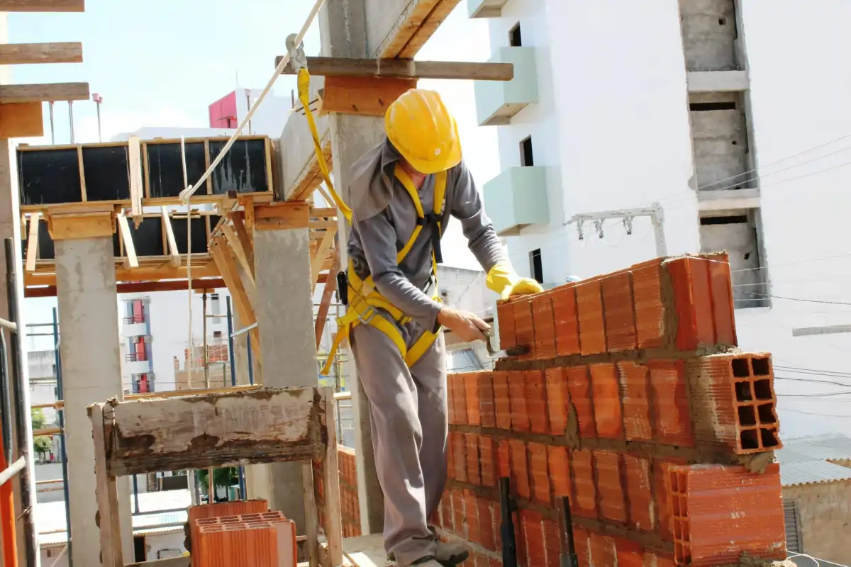 Alvenaria com segurança em cada etapa — Proconst